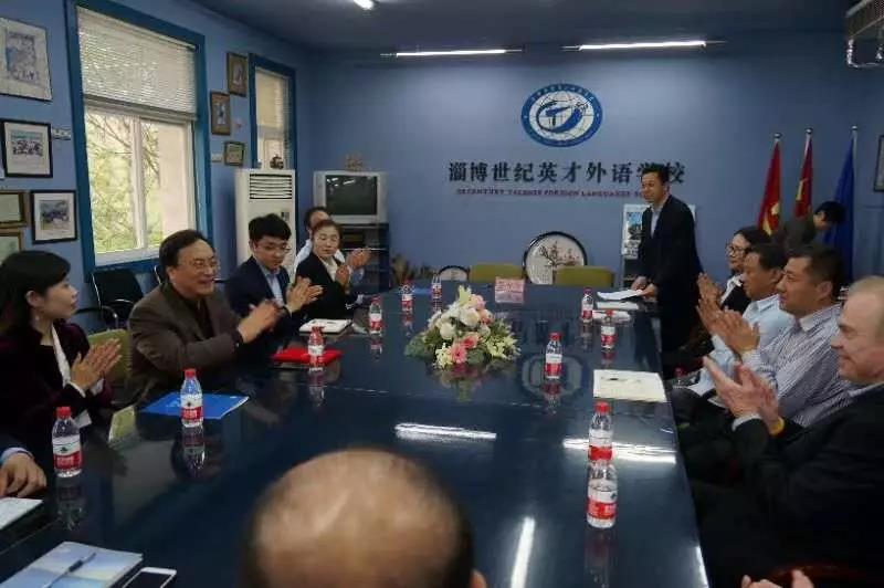 “让法律照亮校园”暨法制副校长聘任仪式成功举行(图4) “让法律照亮校园”暨法制副校长聘任仪式成功举行(图4)