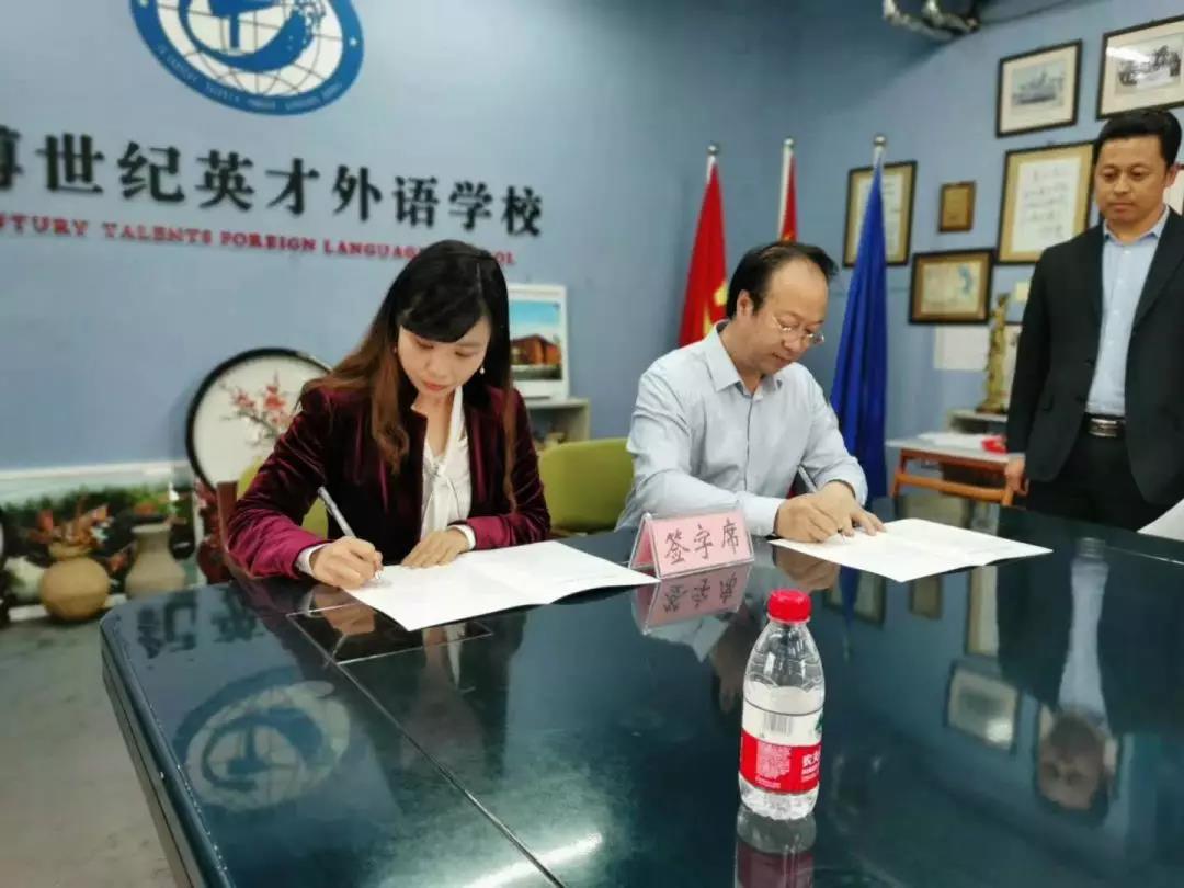 “让法律照亮校园”暨法制副校长聘任仪式成功举行(图3) “让法律照亮校园”暨法制副校长聘任仪式成功举行(图3)