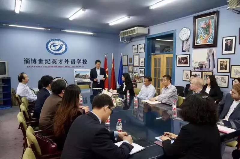 “让法律照亮校园”暨法制副校长聘任仪式成功举行(图1) “让法律照亮校园”暨法制副校长聘任仪式成功举行(图1)