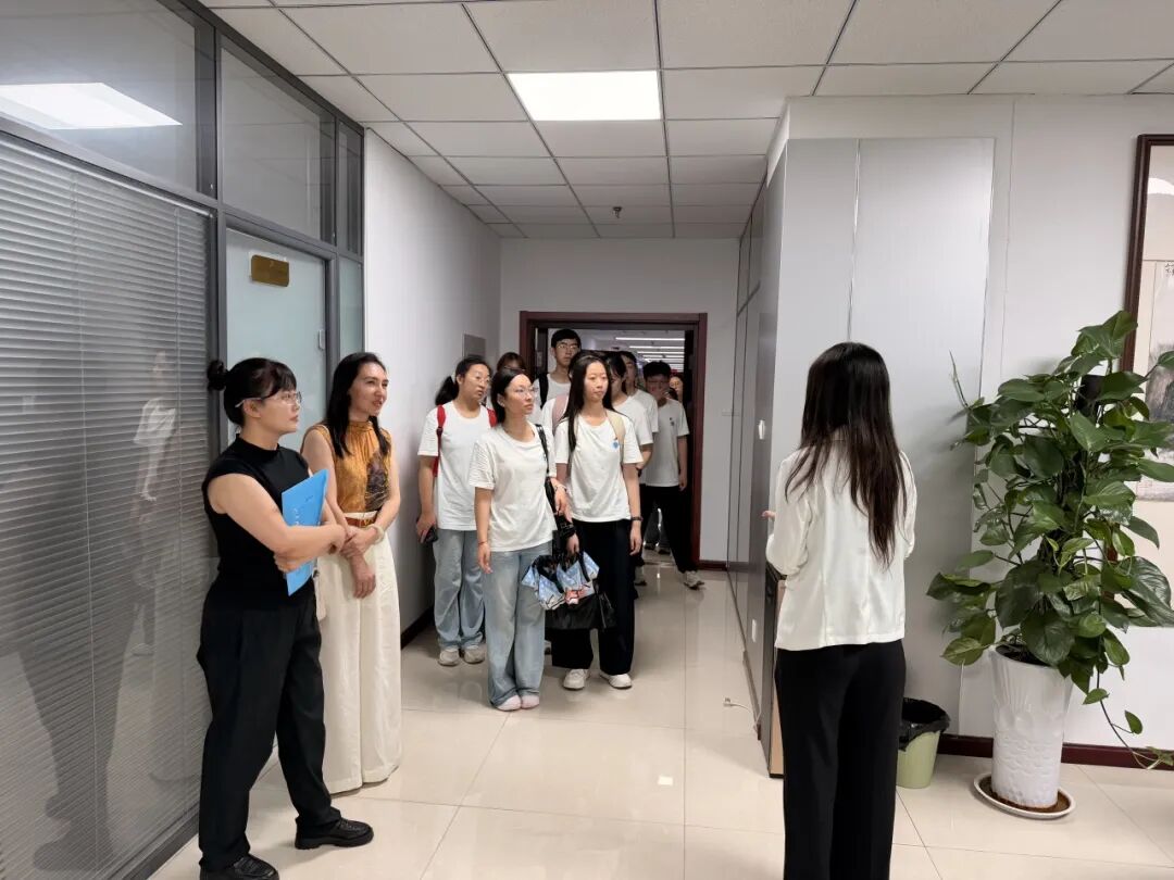 山东理工大学法学院师生莅临我所进行法律援助实务专题调研(图3) 山东理工大学法学院师生莅临我所进行法律援助实务专题调研(图3)