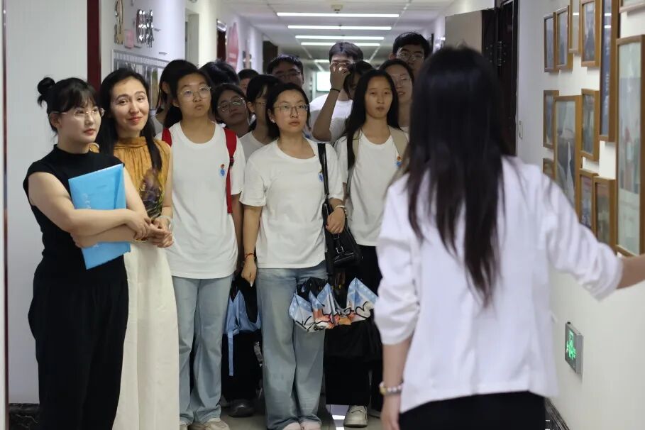 山东理工大学法学院师生莅临我所进行法律援助实务专题调研(图2) 山东理工大学法学院师生莅临我所进行法律援助实务专题调研(图2)